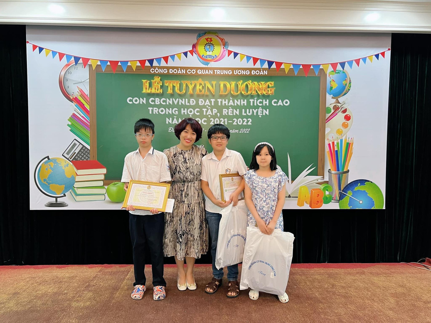 Có cháu bố, mẹ là cán bộ, phóng viên, biên tập viên các báo; có cháu bố, mẹ là công chức trong các ban, đơn vị, có cháu bố, mẹ là nhân viên phục vụ, bảo vệ, là công nhân đang làm việc ở các đơn vị sự nghiệp của cơ quan Trung ương Đoàn nơi vùng sâu, vùng xa; có gia đình cùng có cả hai con đều đạt các thành tích cao trong học tập và rèn luyện.