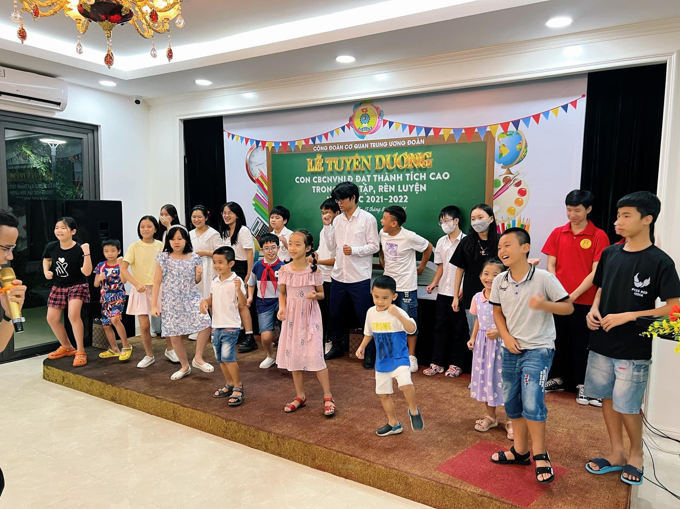 Buổi lễ diễn ra trong không khí vui vẻ, háo hức. Các cháu đã được giao lưu, cùng chia sẻ với nhau những kinh nghiệm hay trong học tập, chia sẻ những cảm xúc và cả những áp lực khi tham gia các kỳ thi và giành giải thưởng. Tất cả các cháu đều chia sẻ “mong muốn tiếp tục học thật giỏi để có những thành tích xuất sắc để cha mẹ vui và yên tâm công tác”.