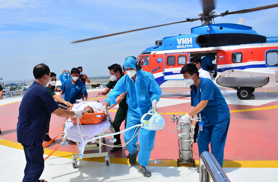 Tổ cấp cứu đường không Bệnh viện Quân y 175 đưa bệnh nhân từ Đảo Trường Sa về Bệnh viện điều trị