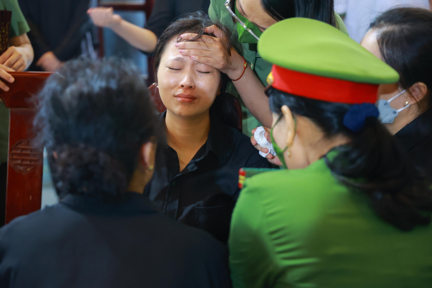 Thân nhân các liệt sĩ như ngã quỵ trước nỗi đau mất đi người chồng, người cha, người con ưu tú.