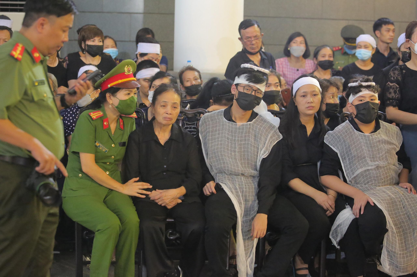 Bà Trần Thị Thủy (68 tuổi) cùng vợ và hai con trai của Thượng tá Đặng Anh Quân vẫn chưa chấp nhận được sự thật nghiệt ngã rằng người con, người chồng, người cha của họ đã ra đi. (Ảnh: Duy Phạm)