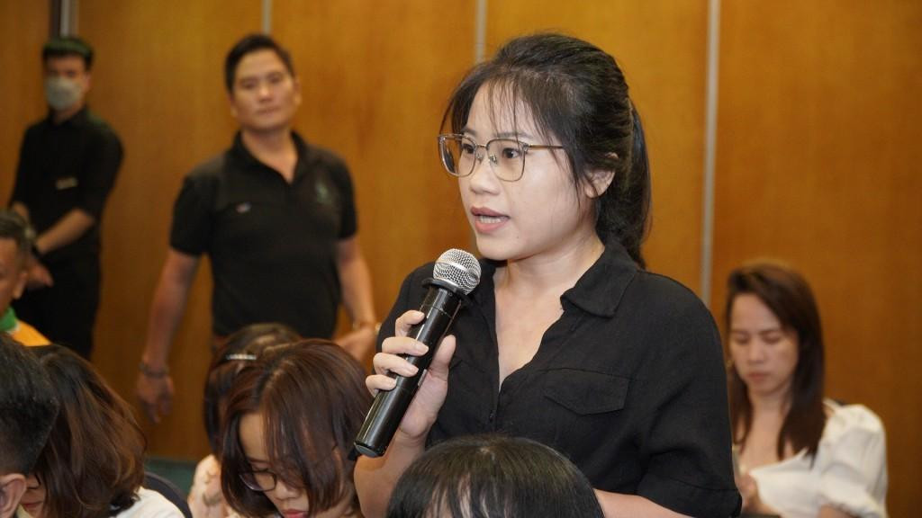 Phóng viên đặt câu hỏi tới Ban Tổ chức chương trình