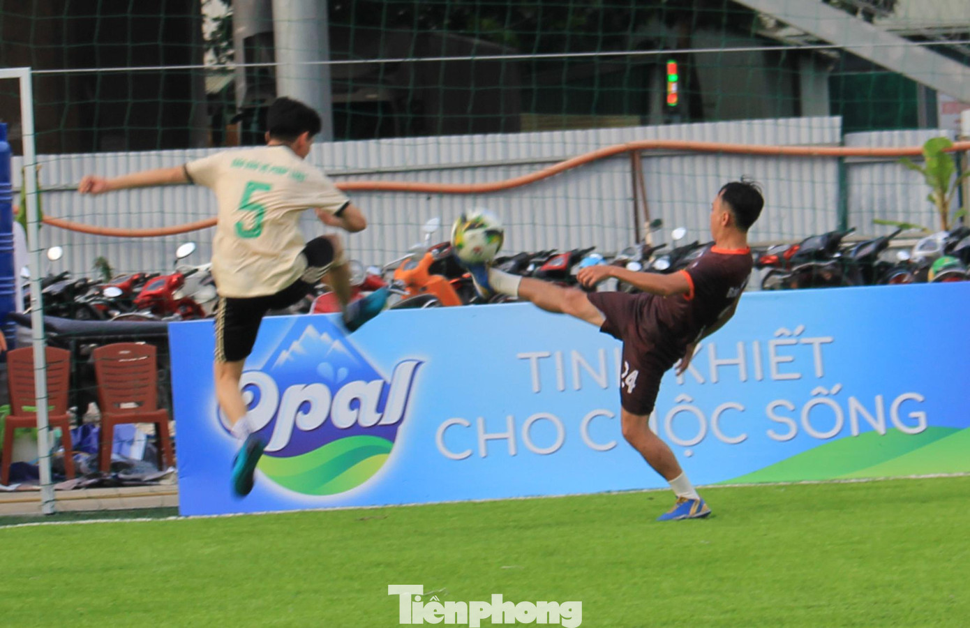 Ở trận đấu thứ 2 tại bảng B của giải, các cầu thủ của Báo Tiền Phong đã có một trận đấu tưng bừng.