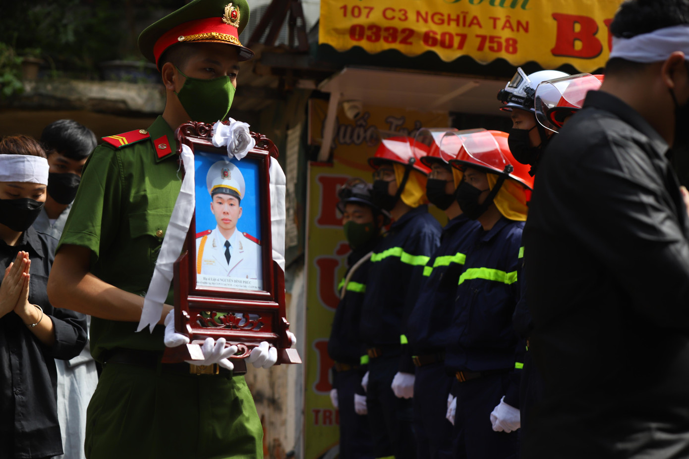 Sau đó thi hài 3 liệt sỹ được đưa qua nhà riêng, nơi các anh sinh ra và lớn lên.