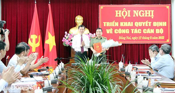 Ủy viên Trung ương Đảng, Bí thư Tỉnh ủy Nguyễn Hồng Lĩnh trao quyết định của Ban Bí thư Trung ương chỉ định Thiếu tướng Nguyễn Sỹ Quang - Bí thư Đảng ủy, Giám đốc Công an tỉnh, tham gia Ban chấp hành Đảng bộ tỉnh, Ban Thường vụ Tỉnh ủy, nhiệm kỳ 2020-2025