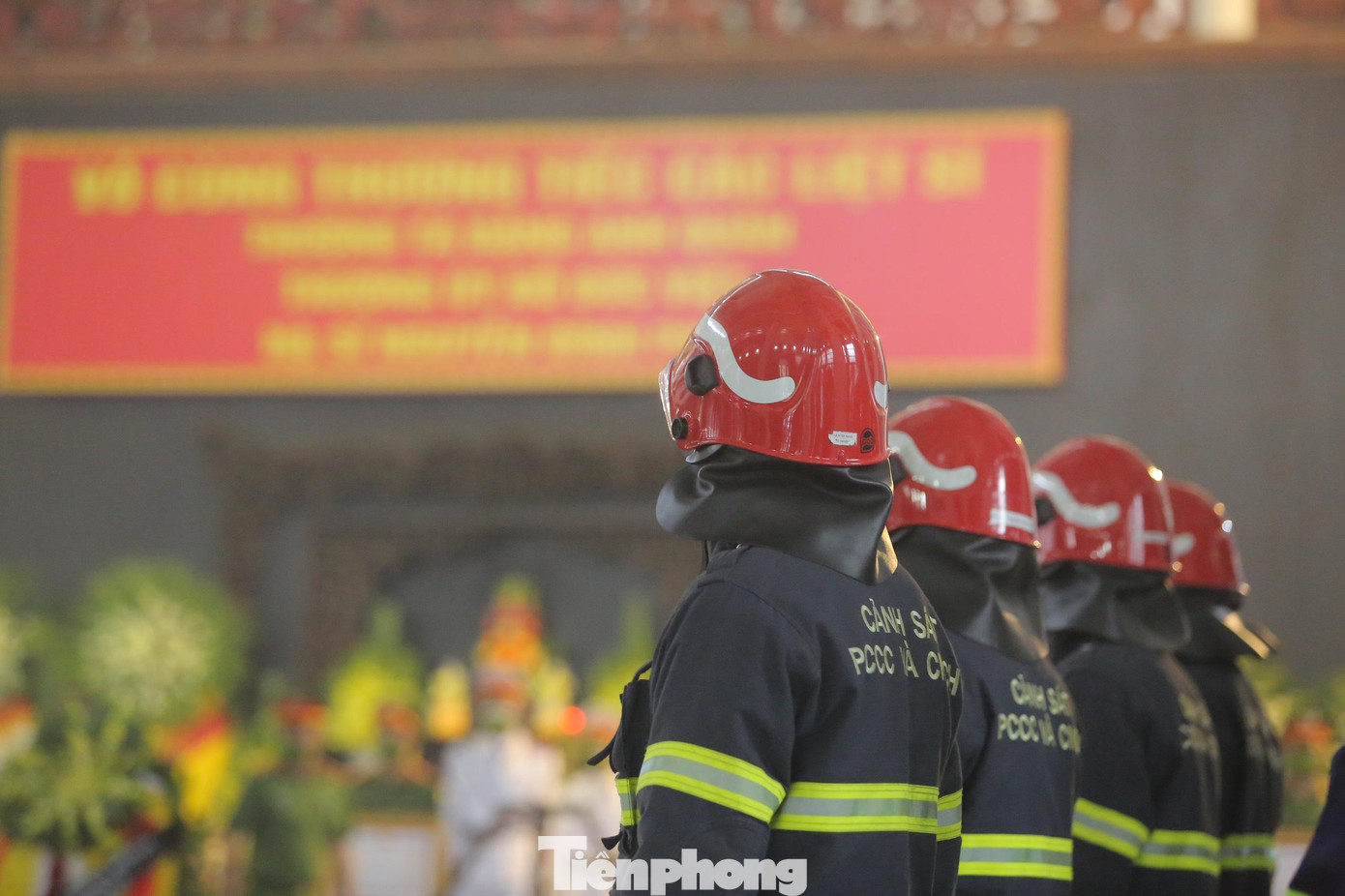 Sau các thủ tục như đã công bố, đến 16h30, lễ truy điệu Thượng tá Đặng Anh Quân (SN 1977), Thượng úy Đỗ Đức Việt (SN 1998) và Hạ sĩ Nguyễn Đình Phúc (SN 2003), Đội Phòng cháy chữa cháy và Cứu nạn Cứu hộ (PCCC&amp;CNCH), Công an quận Cầu Giấy bắt đầu.