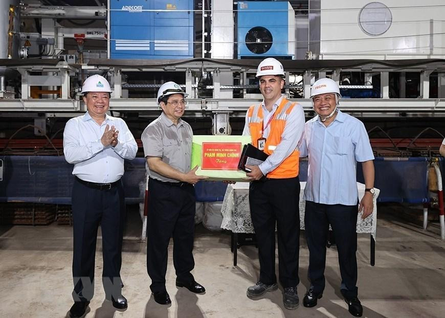 Thủ tướng Phạm Minh Chính tặng quà các đơn vị thi công ga S9 Kim Mã. (Ảnh: Dương Giang/TTXVN) Thủ tướng Phạm Minh Chính tặng quà các đơn vị thi công ga S9 Kim Mã. (Ảnh: Dương Giang/TTXVN)
