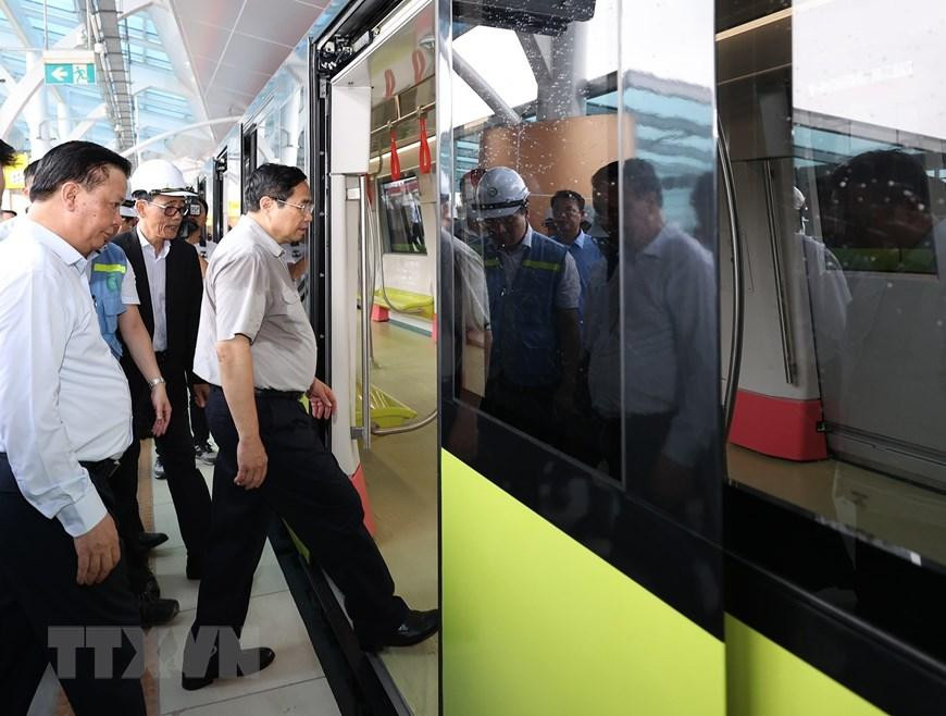 Thủ tướng Phạm Minh Chính kiểm tra tàu vận hành tại khu vực ga S8 Cầu Giấy. (Ảnh: Dương Giang/TTXVN) Thủ tướng Phạm Minh Chính kiểm tra tàu vận hành tại khu vực ga S8 Cầu Giấy. (Ảnh: Dương Giang/TTXVN)