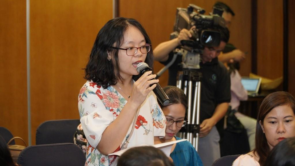 Phóng viên đặt câu hỏi tới Ban Tổ chức chương trình