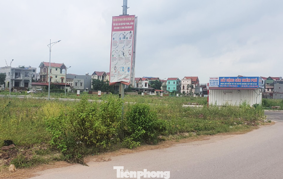 2 năm dịch bệnh, giá đất ở nhiều tỉnh bị đẩy lên quá cao trong “cơn sốt” đất, khiến mặt bằng giá không tương xứng với tiềm năng nên hiện tại, nhiều nhà đầu tư bắt đầu rụt rè hơn với thị trường đất nền. (Ảnh: Lộc Liên) 2 năm dịch bệnh, giá đất ở nhiều tỉnh bị đẩy lên quá cao trong “cơn sốt” đất, khiến mặt bằng giá không tương xứng với tiềm năng nên hiện tại, nhiều nhà đầu tư bắt đầu rụt rè hơn với thị trường đất nền. (Ảnh: Lộc Liên)
