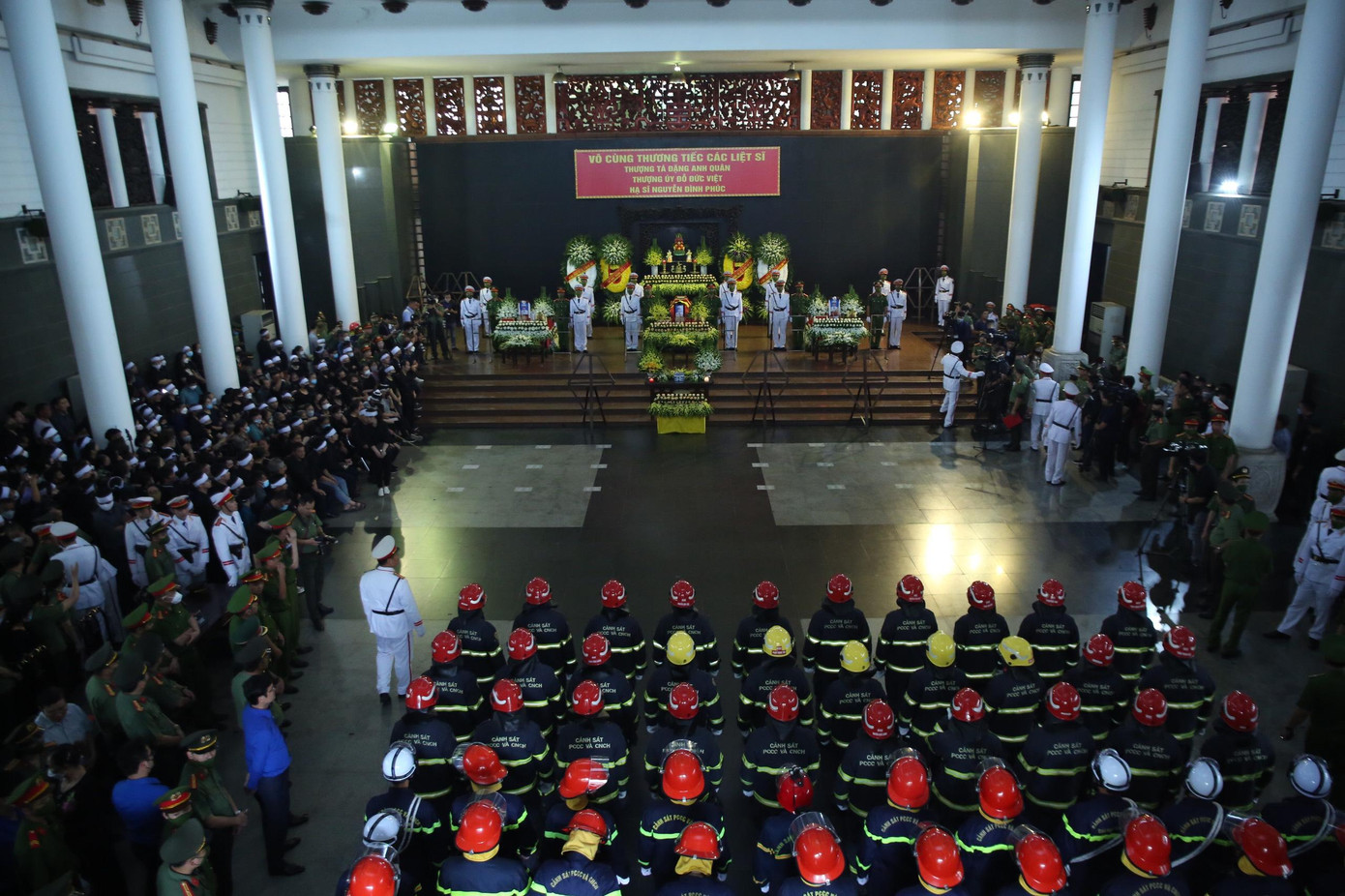 Các chiến sĩ PCCC&amp;CNCH có mặt từ rất sớm để tiễn đưa những người đồng chí quả cảm.