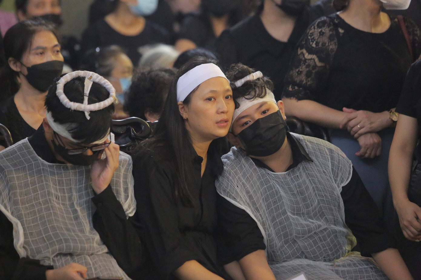 Người thân lặng người trong lễ tang của người cha, người chồng và người con của mình.