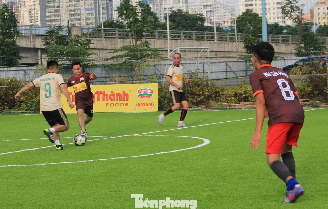 Chiều 7/8, đội bóng Báo Tiền Phong và Báo Bảo vệ Pháp luật đọ sức tại giải bóng đá Cúp Trung Thành Food trên sân bóng FPT.