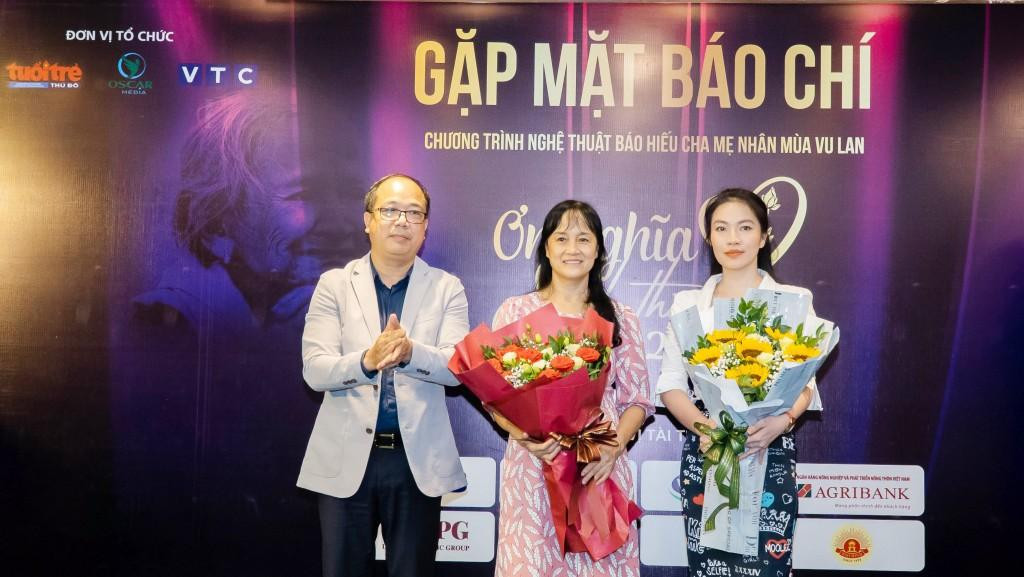 Tổng Biên tập báo Tuổi trẻ Thủ đô Nguyễn Mạnh Hưng tặng hoa cảm ơn các Nhà tài trợ chương trình