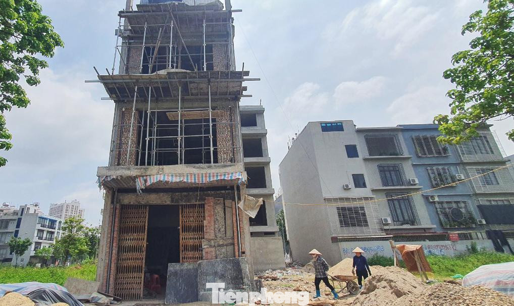 Người dân lao đao vì giá đất và giá VLXD tăng cao, khiến ước mơ xây nhà của họ ngày càng xa vời. (Ảnh: Lộc Liên)