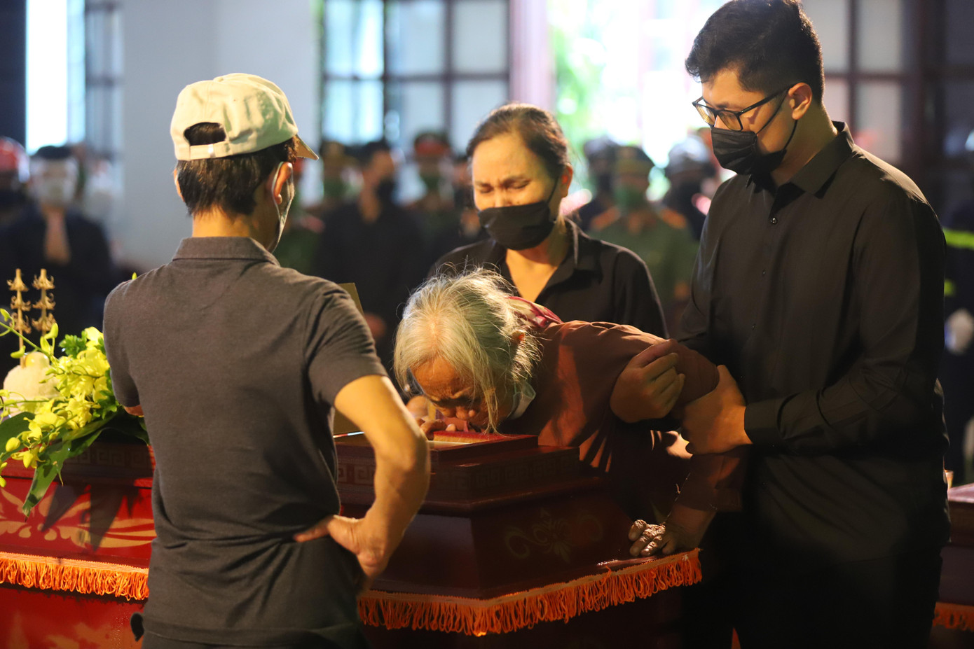 Nhiều người không khỏi xót xa khi chứng kiến cảnh "người đầu bạc tiễn kẻ đầu xanh" trong lễ khâm liệm và nhập quan 3 liệt sĩ.