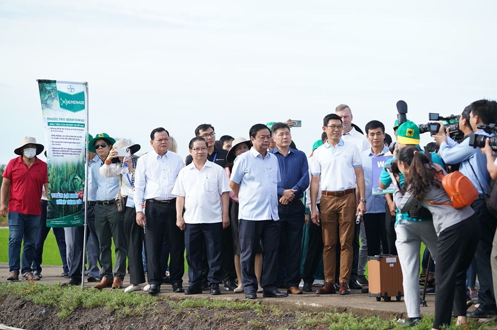 Bộ trưởng Bộ NN-PTNT Lê Minh Hoan, các đại biểu trong nước và quốc tế tham quan trình diễn trên đồng tại sự kiện Agritechnica Asia Live 2022