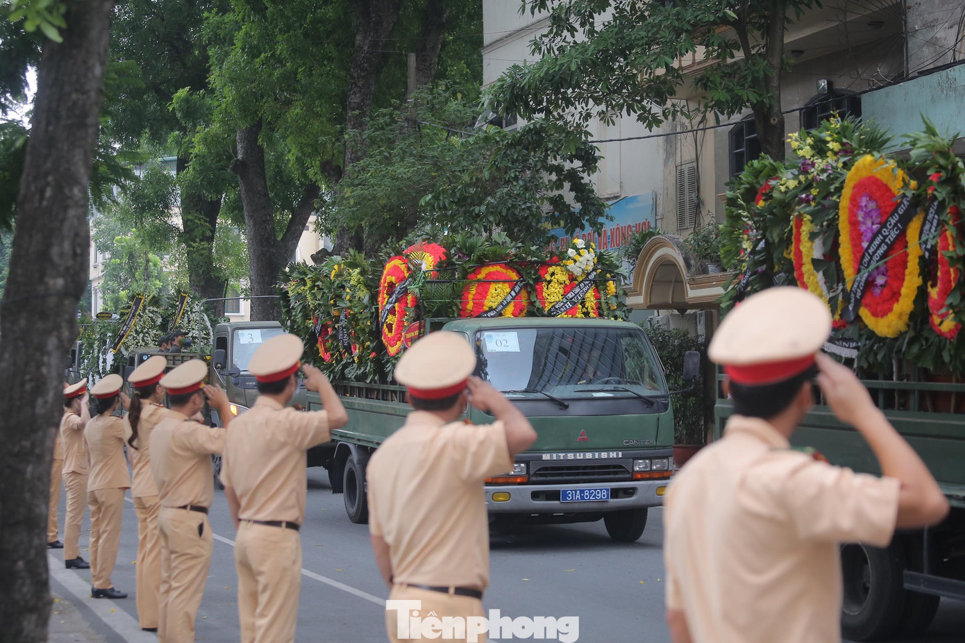 Công an các đơn vị đứng xếp hàng dài hai bên đường để chào tiễn biệt 3 người đồng đội quả cảm vừa ra đi.