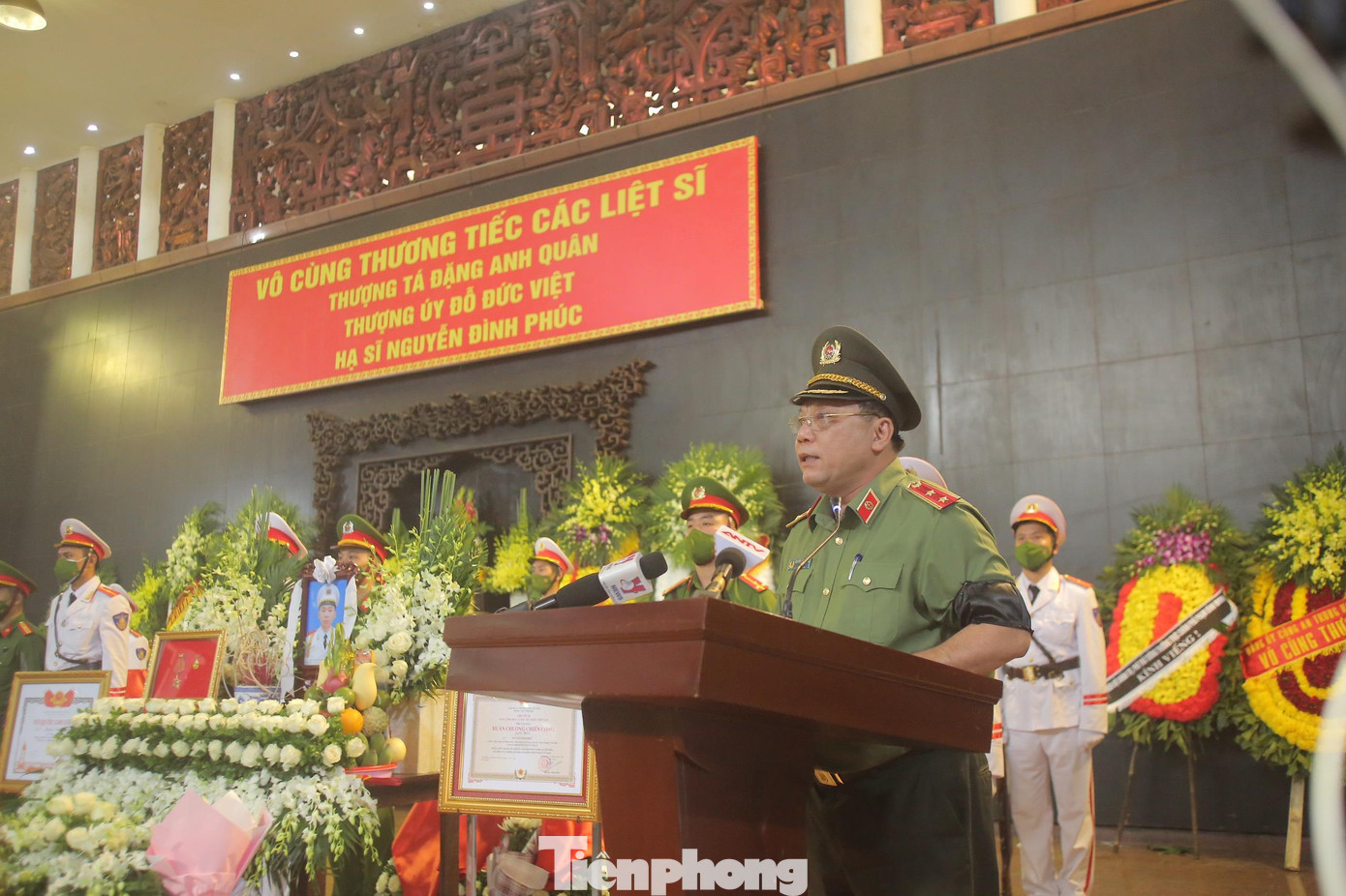 Trung tướng Nguyễn Hải Trung, thay mặt Đảng ủy, Ban Giám đốc Công an TP Hà Nội đọc điếu văn truy điệu 3 liệt sĩ PCCC.