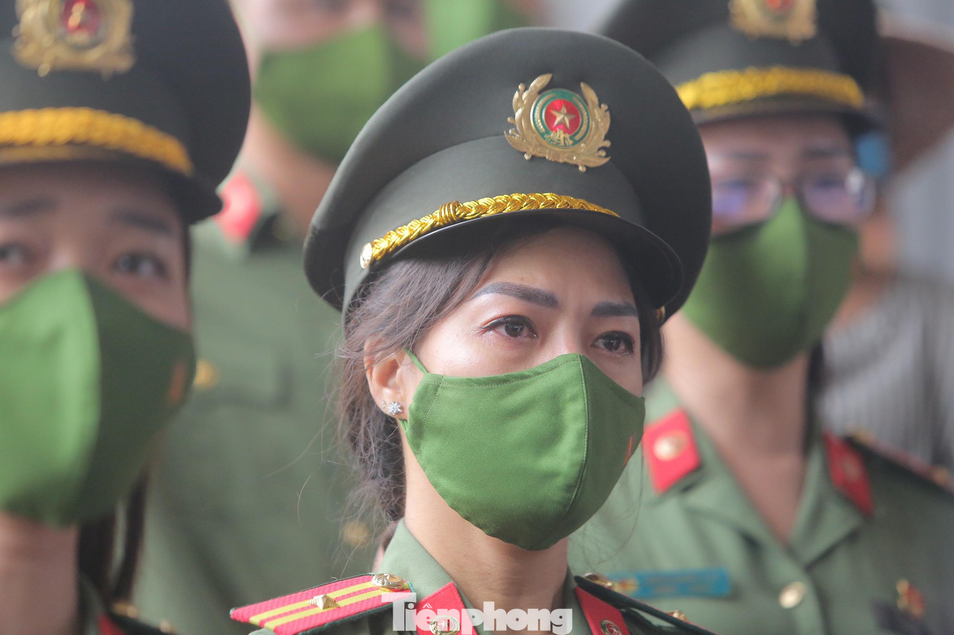 Những giọt nước mắt của người thân, đồng đội và người dân không ngừng tuôn rơi trước giây phút vĩnh biệt 3 liệt sĩ.