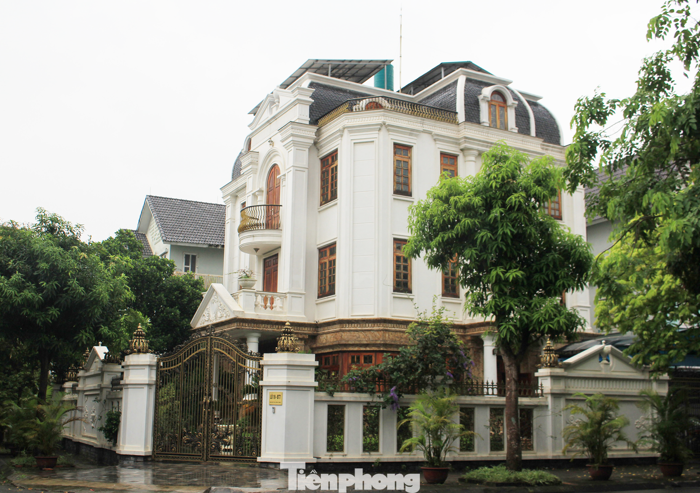 Mặc dù giá bán tăng cao, nhưng Savills chỉ ra, lượng giao dịch phân khúc biệt thự Hà Nội giảm 55% theo quý và 72% theo năm.