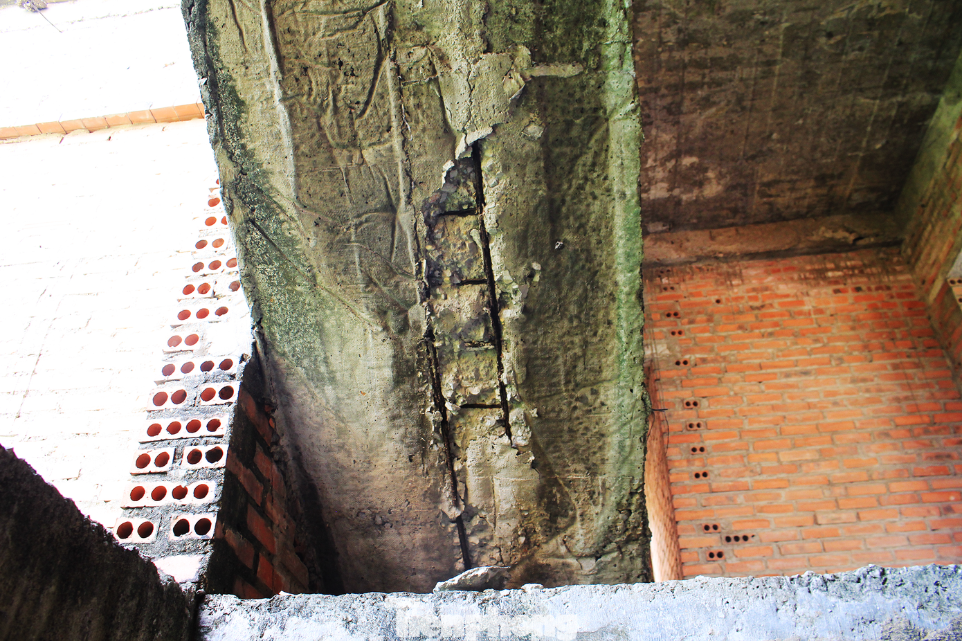 Tại khu đô thị này, tình trạng nhà thấm nước, cốt thép han gỉ, xuống cấp diễn ra từ lâu.