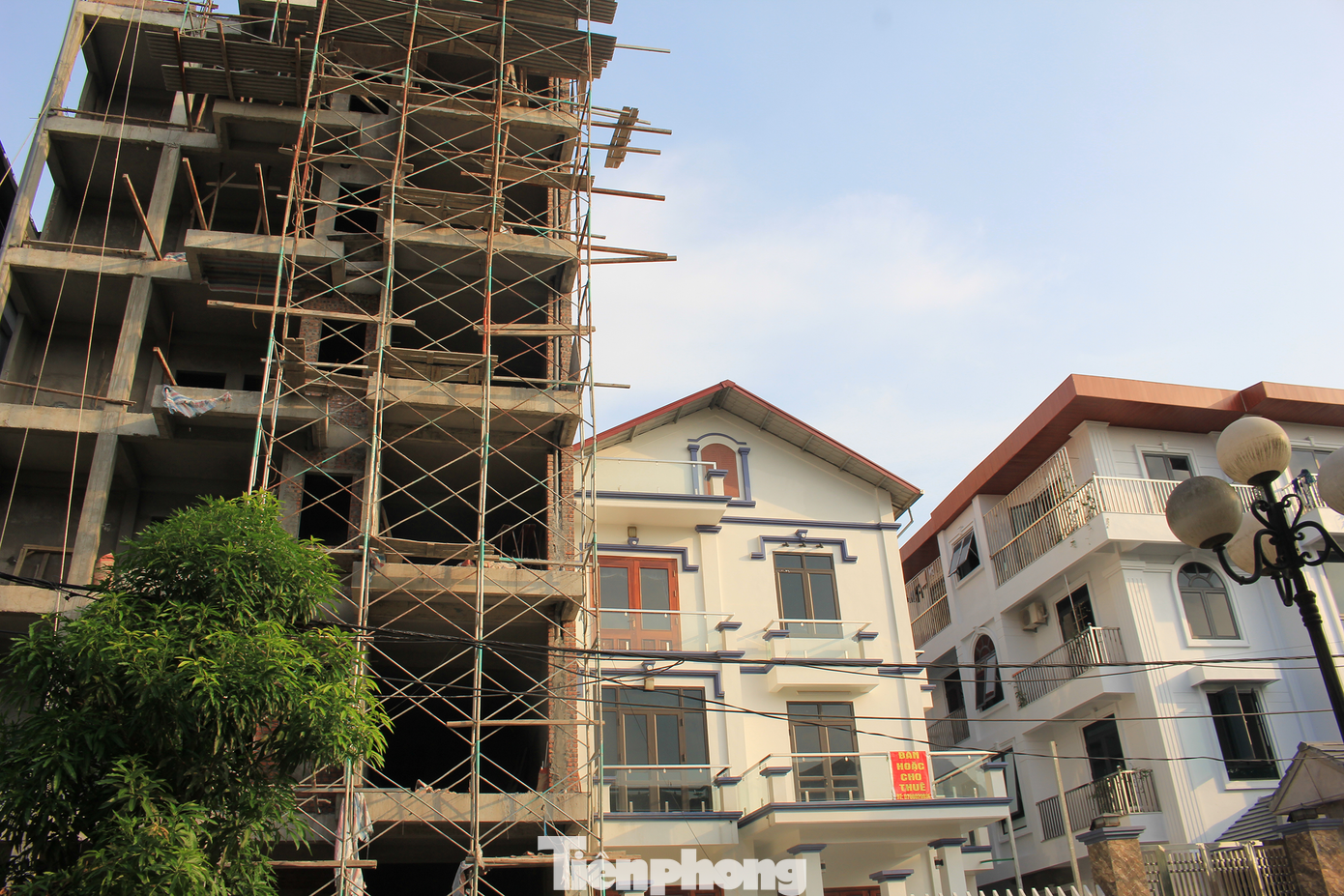 Sau khi tiếp nhận phản ánh của báo Tiền Phong về hiện trạng xây dựng phá vỡ quy hoạch tại khu biệt thự Đồng Xép thuộc Khu đô thị Hoàn Sơn, huyện Tiên Du (Bắc Ninh), chính quyền địa phương đã yêu cầu các công trình vi phạm tạm dừng hoạt động. Sau khi tiếp nhận phản ánh của báo Tiền Phong về hiện trạng xây dựng phá vỡ quy hoạch tại khu biệt thự Đồng Xép thuộc Khu đô thị Hoàn Sơn, huyện Tiên Du (Bắc Ninh), chính quyền địa phương đã yêu cầu các công trình vi phạm tạm dừng hoạt động.