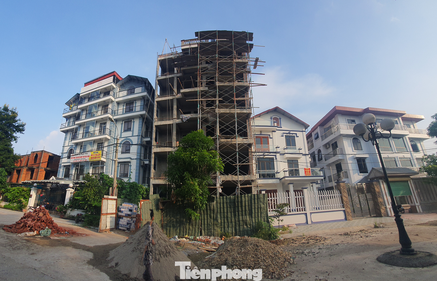 Ghi nhận thực tế tại khu biệt thự Đồng Xép thuộc Khu đô thị Từ Sơn (xã Hoàn Sơn, huyện Tiên Du, Bắc Ninh), mặc dù theo quy hoạch đã phê duyệt thì các lô biệt thự tại đây chỉ được phép xây dựng không quá 4 tầng, nhưng gần đây liên tiếp xuất hiện các công trình cao đến 6 tầng trên đất biệt thự. Ghi nhận thực tế tại khu biệt thự Đồng Xép thuộc Khu đô thị Từ Sơn (xã Hoàn Sơn, huyện Tiên Du, Bắc Ninh), mặc dù theo quy hoạch đã phê duyệt thì các lô biệt thự tại đây chỉ được phép xây dựng không quá 4 tầng, nhưng gần đây liên tiếp xuất hiện các công trình cao đến 6 tầng trên đất biệt thự.