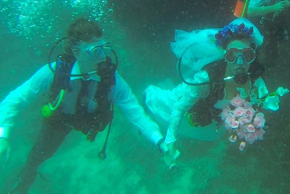 Cặp đôi quyết định ghi dấu ngày trọng đại dưới biển sâu