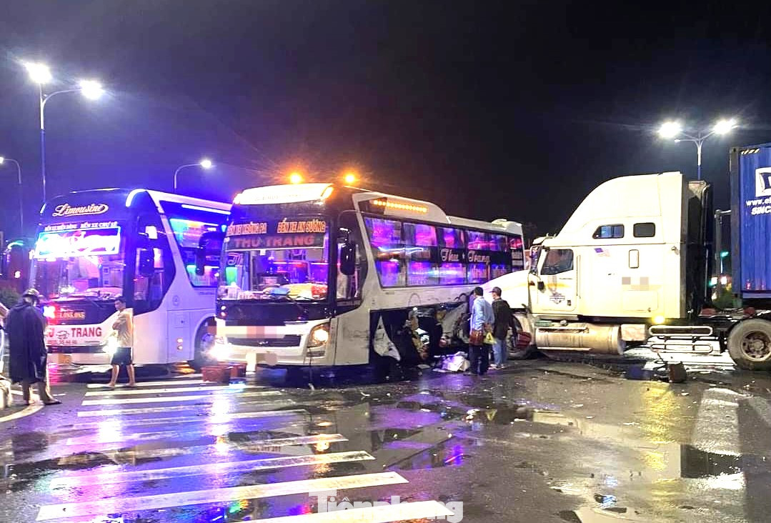 Một chiếc xe khách được điều đến hiện trường để hành khách tiếp tục lộ trình Một chiếc xe khách được điều đến hiện trường để hành khách tiếp tục lộ trình