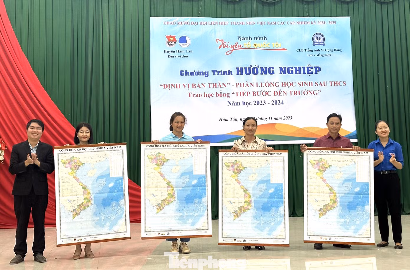 Chương trình cũng trao tặng bản đồ cho các đơn vị tại huyện Hàm Tân
