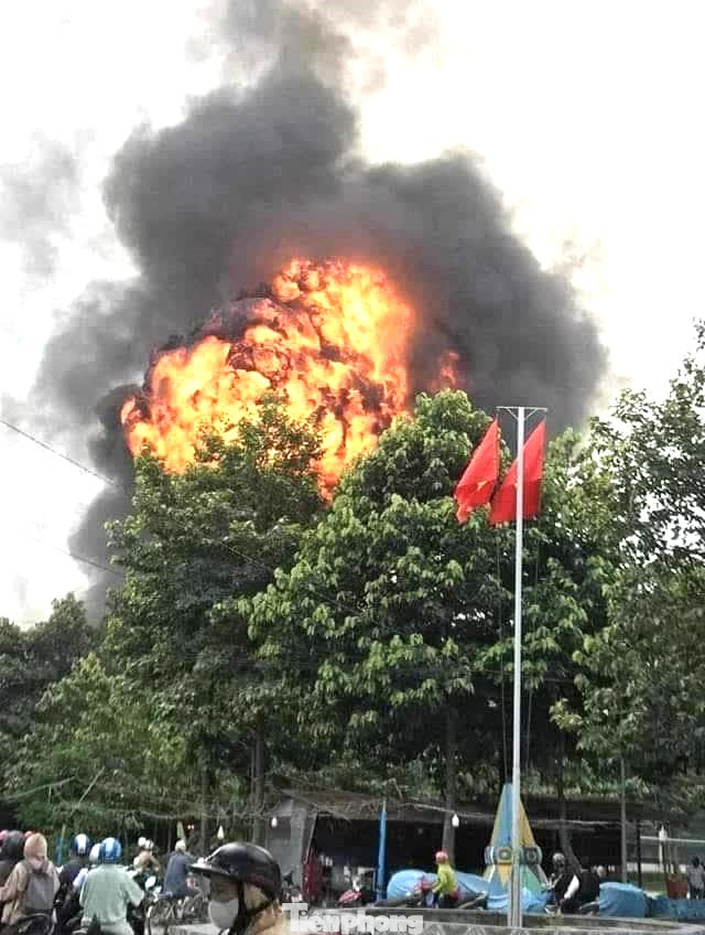 Chỉ trong chốc lát ngọn lửa bốc lên, bao trùm nhà xưởng. Các công nhân hốt hoảng chạy ra bên ngoài thoát thân.