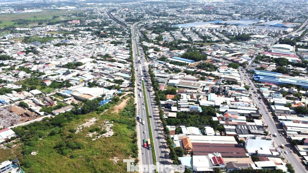 Tuyến ĐT 743 là một trong số các đường huyết mạch của tỉnh Bình Dương. Trước đây, tuyến đường này có nhiều điểm kẹt cứng khiến người tham gia giao thông ám ảnh.