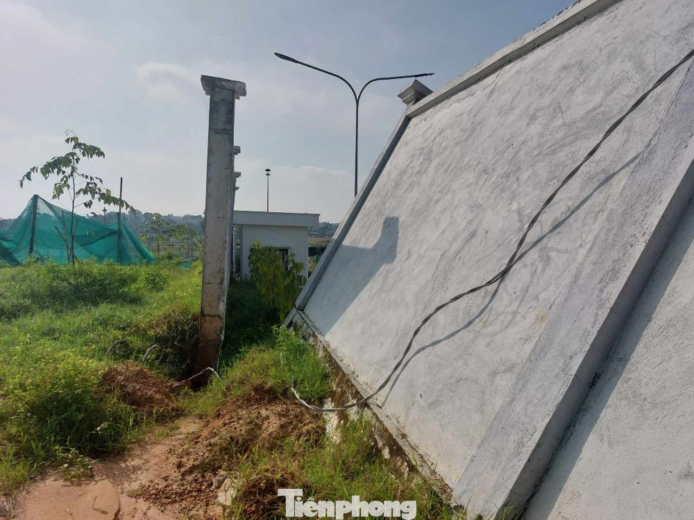 Tường rào bao quanh công trình bệnh viện bị đổ. Về nguyên nhân, Ban Quản lý dự án đầu tư xây dựng tỉnh Bình Dương cho biết, do trời mưa lớn, gây sạt lở. Tường rào bao quanh công trình bệnh viện bị đổ. Về nguyên nhân, Ban Quản lý dự án đầu tư xây dựng tỉnh Bình Dương cho biết, do trời mưa lớn, gây sạt lở.