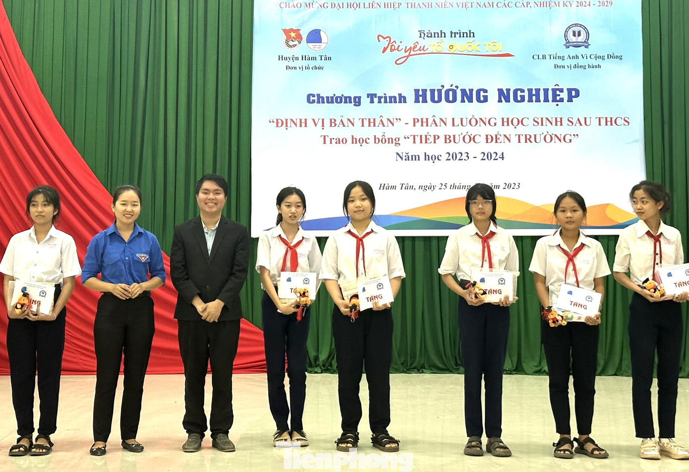 Trao học bổng cho học sinh có hoàn cảnh khó khăn