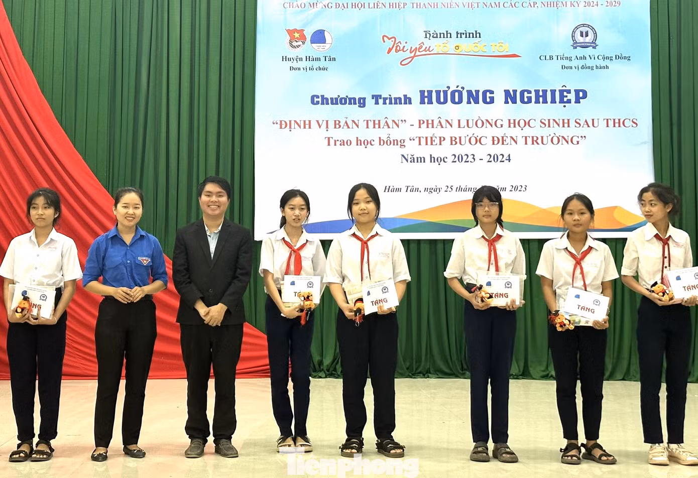 Trao học bổng cho học sinh có hoàn cảnh khó khăn