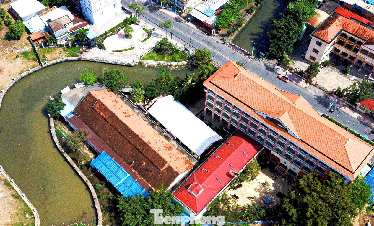 Giai đoạn 1901-1914, trường đặt cạnh tòa tỉnh trưởng Thủ Dầu Một, đường Đinh Bộ Lĩnh ngày nay, do Trường Thủ Dầu Một dạy đa dạng nghề truyền thống nên dân gian đất Thủ gọi là Trường Bá nghệ. Năm 1913, trường mở lớp dạy đồ gỗ, điêu khắc, sơn mài ở Thủ Dầu Một, đây chính là một trường có ban dạy sơn mài đầu tiên ở Việt Nam