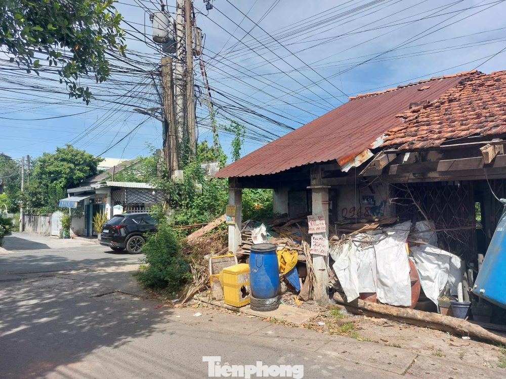 Do đang tồn tại hai phương án nên người dân không thể xây nhà và những hộ dân có đất nằm trong quy hoạch theo phương án 2 (mở đường song song với đường Đào Sư Tích) cũng không thể xây nhà vì vướng vào quy hoạch, làm ảnh hưởng rất lớn đến tâm lý chung của người dân. Do đang tồn tại hai phương án nên người dân không thể xây nhà và những hộ dân có đất nằm trong quy hoạch theo phương án 2 (mở đường song song với đường Đào Sư Tích) cũng không thể xây nhà vì vướng vào quy hoạch, làm ảnh hưởng rất lớn đến tâm lý chung của người dân.