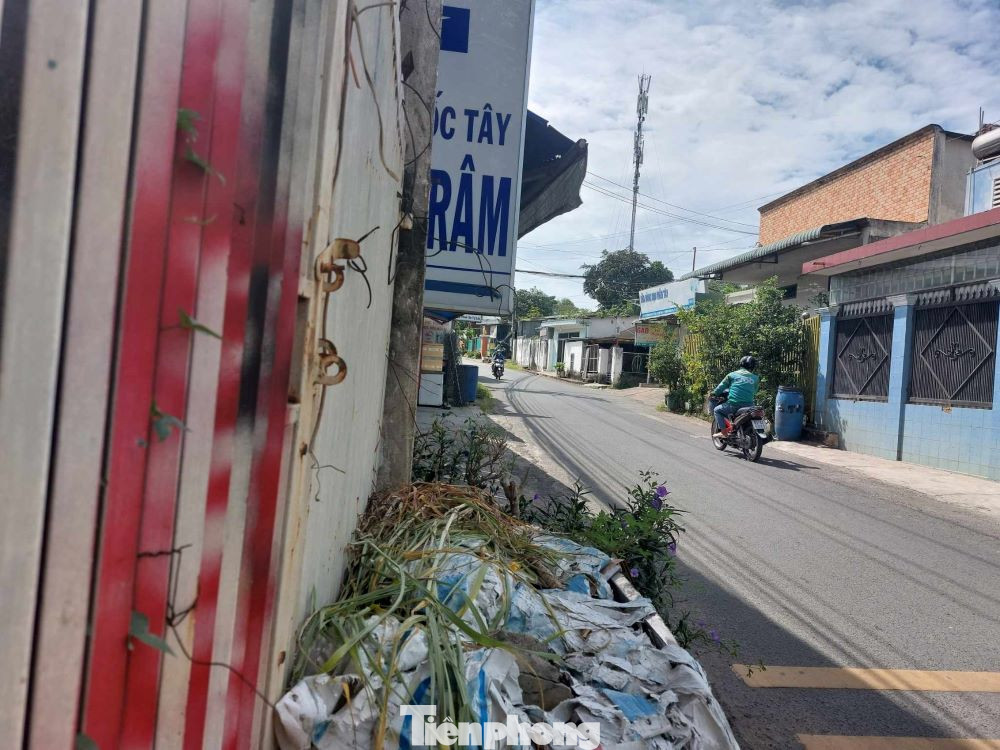 Chia sẻ với phóng viên báo Tiền Phong, một số hộ dân sinh sống bên đường Đào Sư Tích (TP.Dĩ An, tỉnh Bình Dương) nói rằng, cuộc sống của họ bị ảnh hưởng vì dự án mở rộng đường “treo” nhiều năm. Chia sẻ với phóng viên báo Tiền Phong, một số hộ dân sinh sống bên đường Đào Sư Tích (TP.Dĩ An, tỉnh Bình Dương) nói rằng, cuộc sống của họ bị ảnh hưởng vì dự án mở rộng đường “treo” nhiều năm.