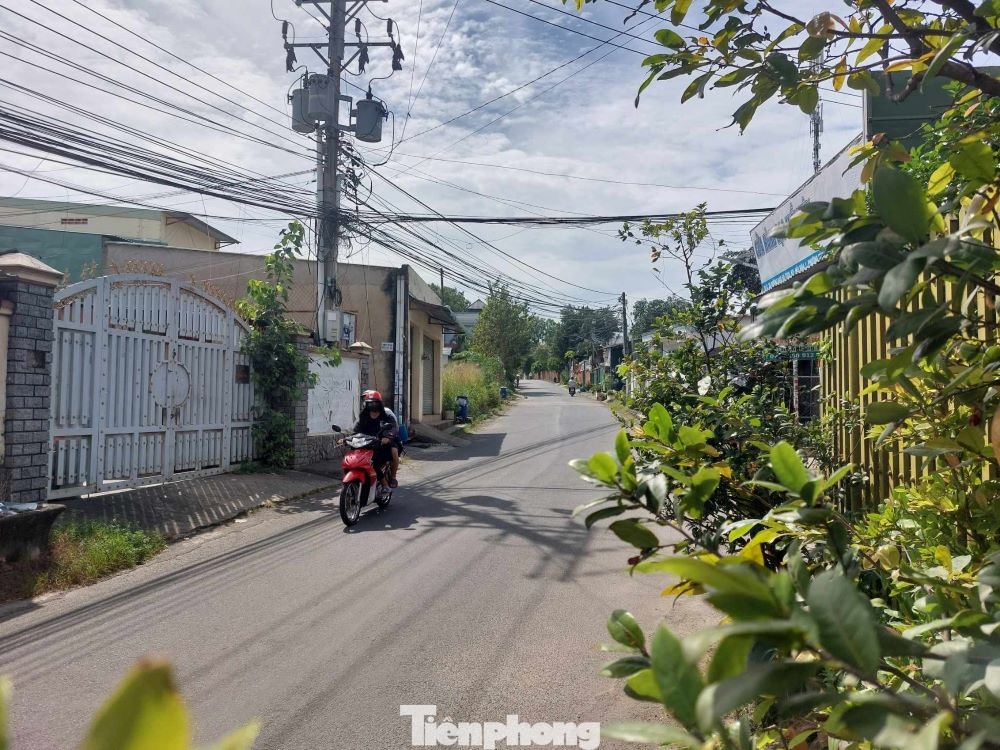 Theo lời người dân nơi đây, có hai vấn đề băn khoăn. Thứ nhất, tuyến đường Bắc Nam 3 được quy hoạch theo phương án nào vì hiện tại đang tồn tại 2 phương án quy hoạch: mở rộng đường Đào Sư Tích (đã cắm mốc lộ giới); mở tuyến đường Bắc Nam 3 song song với đường Đào Sư Tích. Theo lời người dân nơi đây, có hai vấn đề băn khoăn. Thứ nhất, tuyến đường Bắc Nam 3 được quy hoạch theo phương án nào vì hiện tại đang tồn tại 2 phương án quy hoạch: mở rộng đường Đào Sư Tích (đã cắm mốc lộ giới); mở tuyến đường Bắc Nam 3 song song với đường Đào Sư Tích.