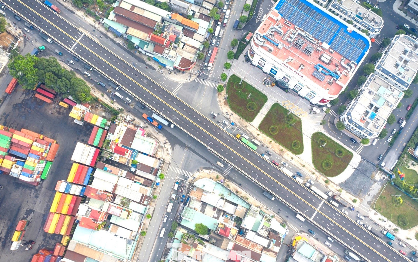 Tại ngã tư 550 đường ĐT 743 trước đây thường xuyên xảy ra ùn tắc, kẹt xe. Giữa năm 2023 đến nay, cầu vượt ngã tư 550 được đưa vào sử dụng, giải tỏa điểm kẹt xe.