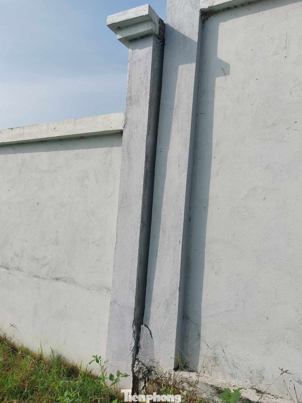 Phần nối bờ tường bị tách làm đôi, có dấu hiệu sắp bị đổ. Phần nối bờ tường bị tách làm đôi, có dấu hiệu sắp bị đổ.