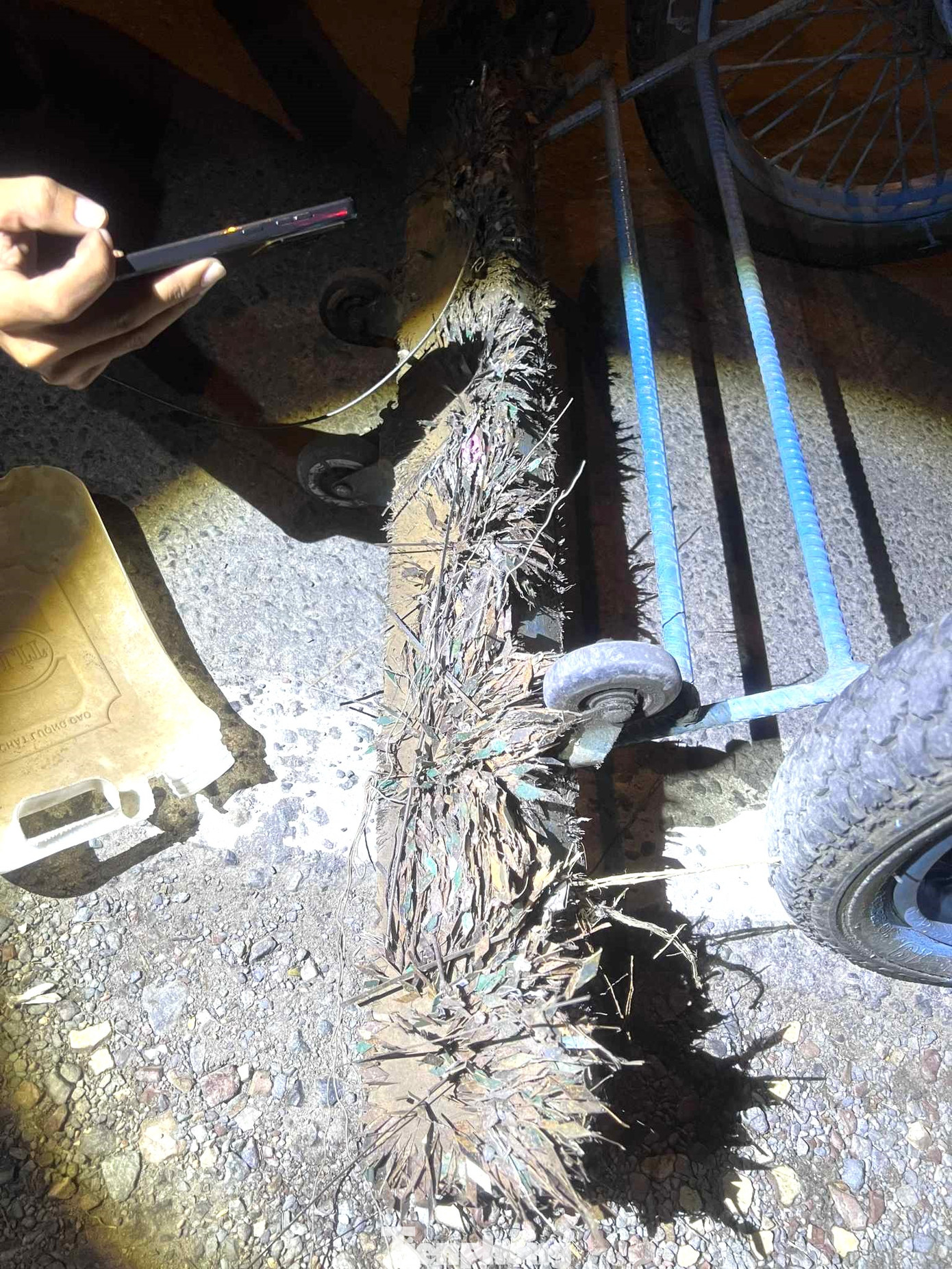 Chỉ vài trăm mét, xe hút được nhiều kg đinh trên quốc lộ 1A