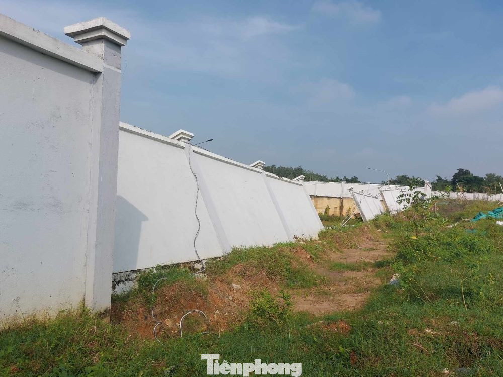 Tường bao dài hơn 40m bị đổ từ nhiều ngày qua, song đến nay vẫn chưa khắc phục. Tường bao dài hơn 40m bị đổ từ nhiều ngày qua, song đến nay vẫn chưa khắc phục.