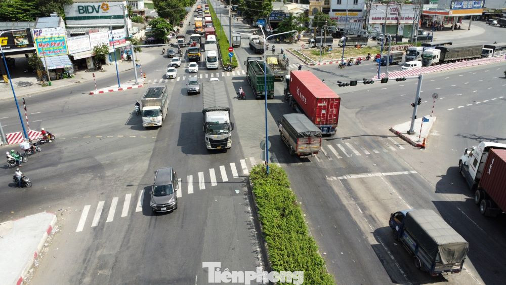 Trên tuyến ĐT 743, khu vực nút giao ngã sáu An Phú trước đây là điểm nóng ùn tắc giao thông. Hiện nay, khu vực này được mở rộng lên 10 làn xe chạy, giúp thông thoáng hơn.