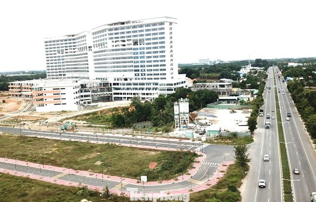 Công trình “lụt” tiến độ, ảnh hưởng đến giải ngân đầu tư công, do đó ngay sau khi dịch bệnh được đẩy lùi, lãnh đạo tỉnh Bình Dương liên tục kiểm tra, đôn đốc, chỉ đạo quyết liệt, yêu cầu tháng 11/2023 phải cơ bản hoàn thành đưa vào hoạt động thử nghiệm, tuy nhiên đến nay công trình còn dở dang. Công trình “lụt” tiến độ, ảnh hưởng đến giải ngân đầu tư công, do đó ngay sau khi dịch bệnh được đẩy lùi, lãnh đạo tỉnh Bình Dương liên tục kiểm tra, đôn đốc, chỉ đạo quyết liệt, yêu cầu tháng 11/2023 phải cơ bản hoàn thành đưa vào hoạt động thử nghiệm, tuy nhiên đến nay công trình còn dở dang.