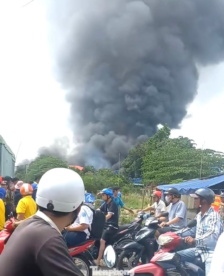 Giữa trưa nay (13/11), khi công nhân đang chuẩn bị nghỉ trưa thì nghe tiếng nổ lớn phát ra từ khu vực phun sơn thuộc xưởng sản xuất của Công ty TNHH Thương mại sản xuất gỗ Khang Thịnh Phát (phường Tân Phước Khánh, TP Tân Uyên, tỉnh Bình Dương).