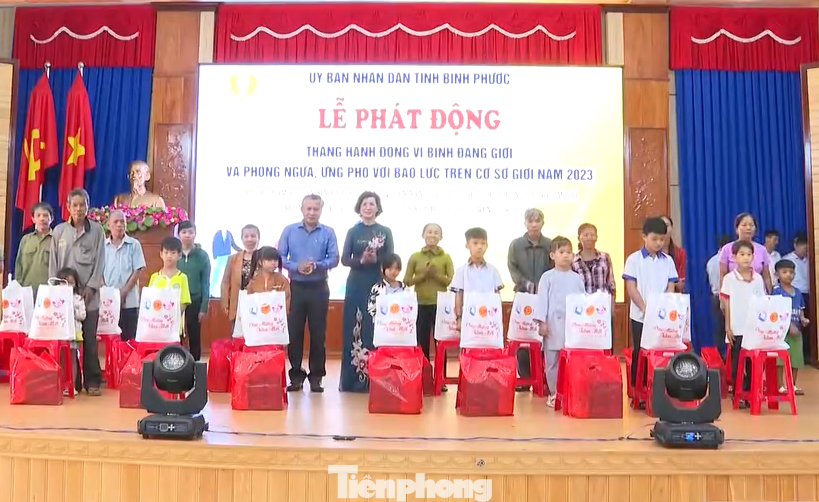 Lãnh đạo tỉnh Bình Phước trao quà cho phụ nữ và trẻ em có hoàn cảnh khó khăn.