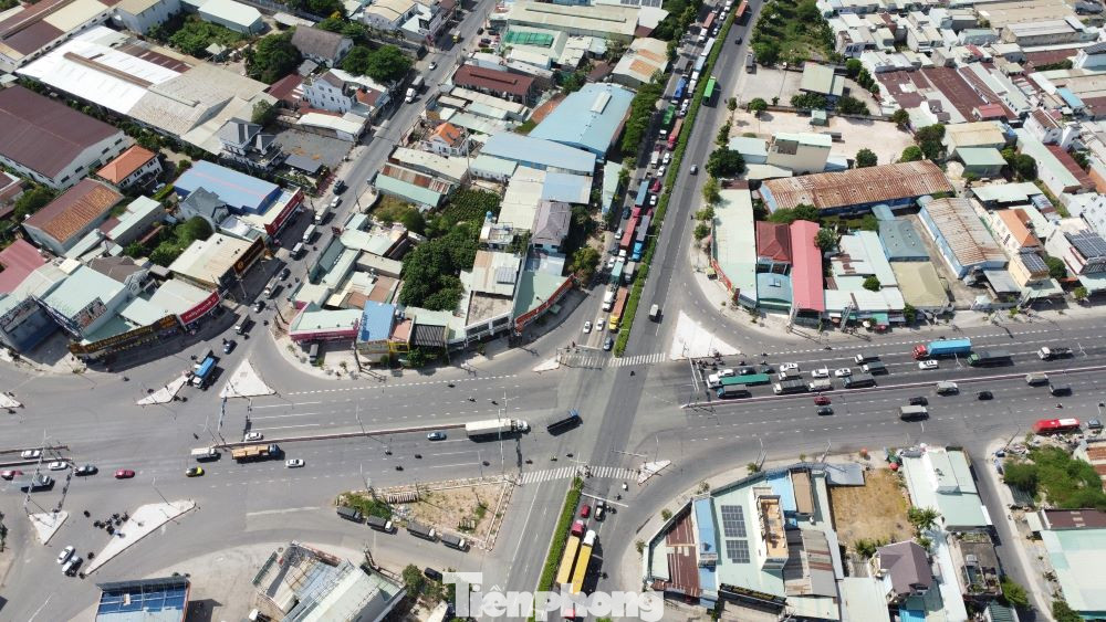 Bên cạnh việc mở rộng đường, Bình Dương tiến hành phân luồng giao thông theo giờ, cấm các phương tiện xe tải nặng, container chạy vào giờ cao điểm. Việc này giúp giảm áp lực giao thông giờ cao điểm cho tuyến đường này.