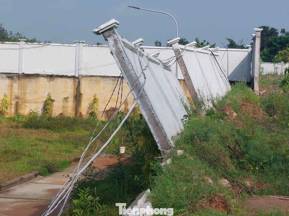 Tường rào bị mất trụ Tường rào bị mất trụ